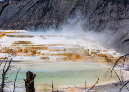 El principal atractivo de Catillo son sus aguas termales, reconocidas por sus propiedades curativas y su alto contenido de sales minerales. Cuentan con la certificación del Laboratorio Lecyca de la Universidad del Bío-Bío.