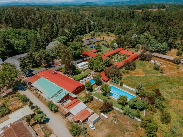Ubicadas en la precordillera de Parral, Región del Maule, las Termas de Catillo ofrecen un entorno natural incomparable, ideal para desconectarse del estrés urbano. Su cercanía con centros urbanos (una hora y 40 minutos desde Concepción), y su fácil acceso por carretera, lo convierten en un destino accesible tanto para visitantes locales como para turistas de todo el país.